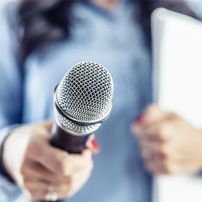 Femme avec un microphone dans la main